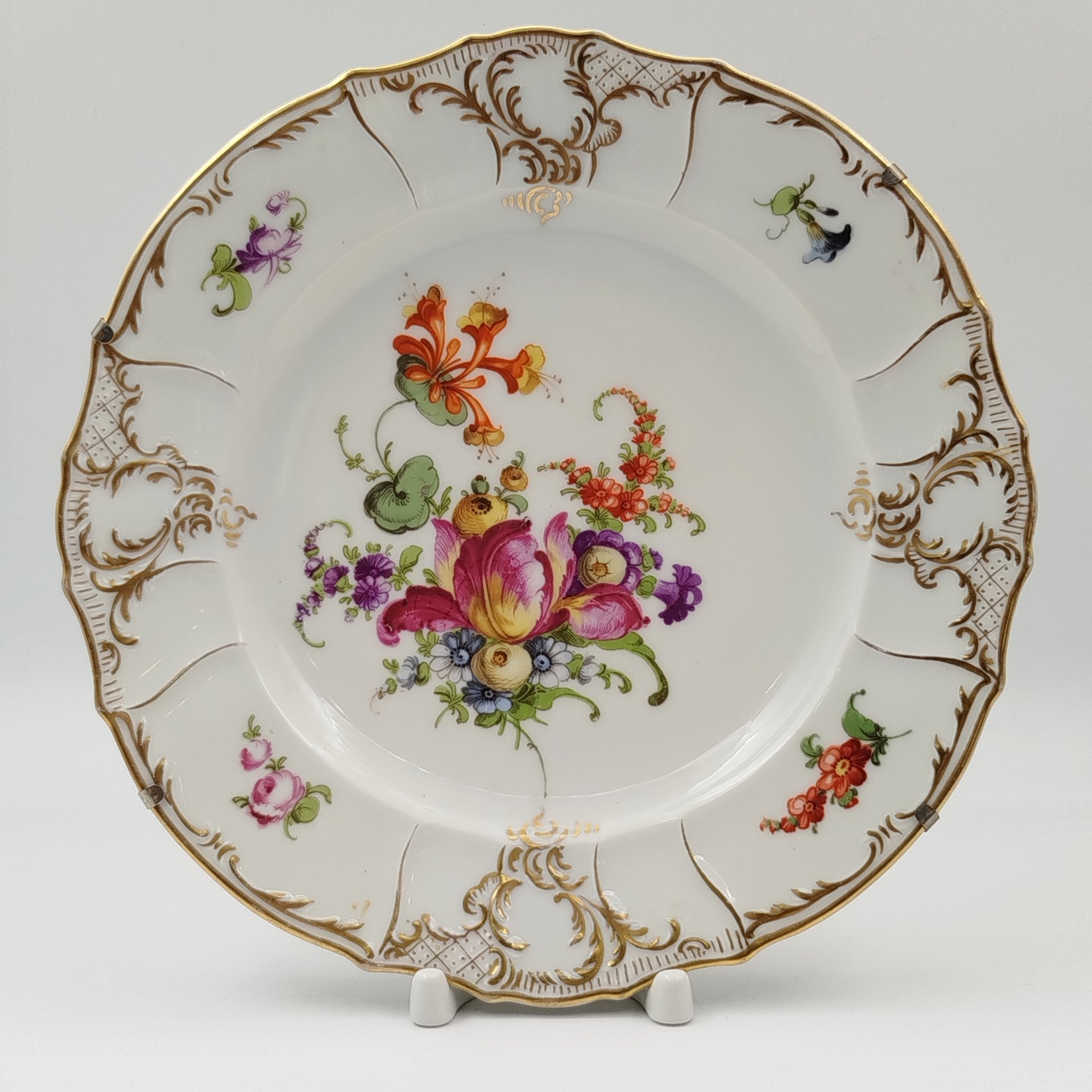 Тарелка настенная с цветочным декором, фарфор, деколь, золочение, металл, Западная Европа, 1900-1940 гг.