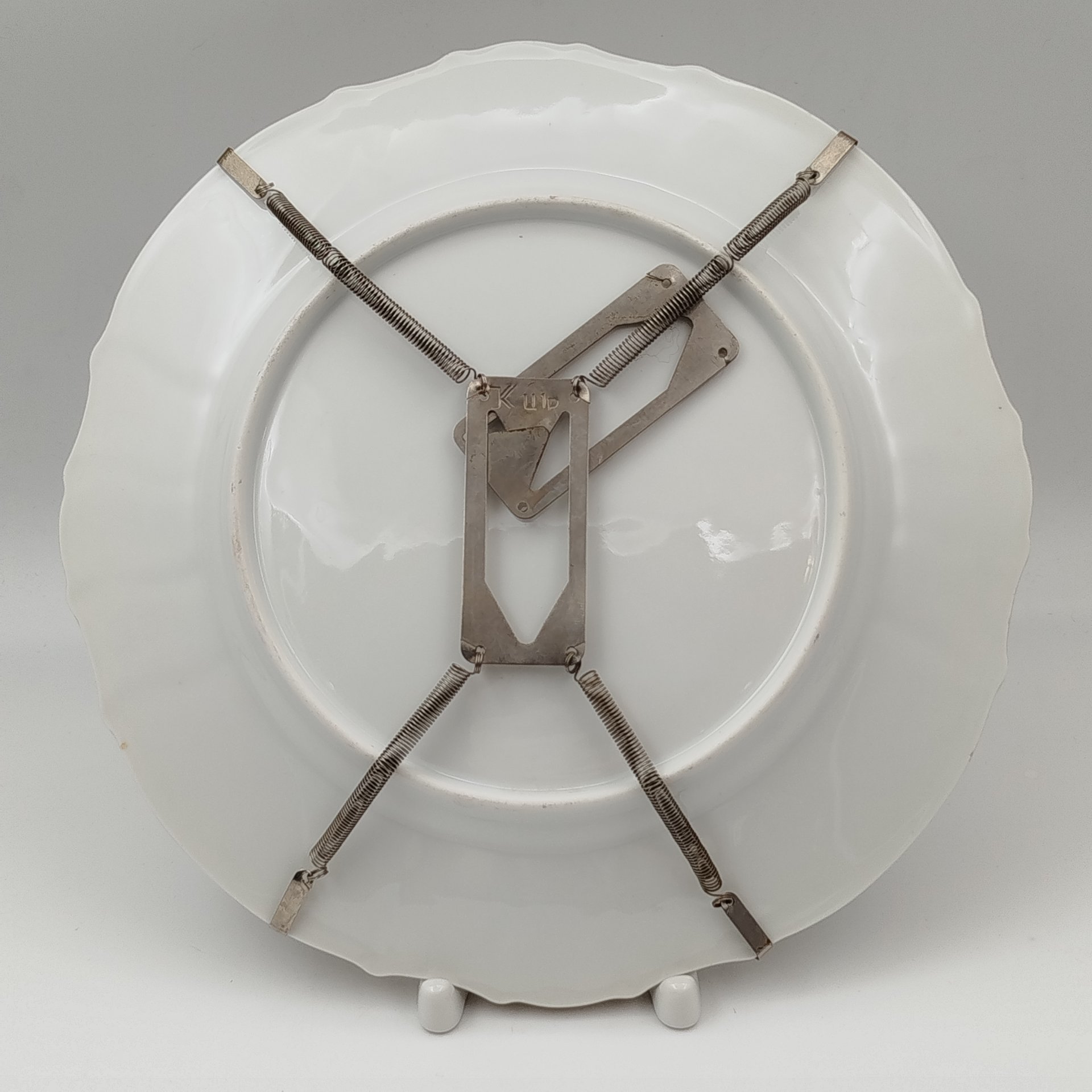 Тарелка настенная с цветочным декором, фарфор, деколь, золочение, металл, Западная Европа, 1900-1940 гг.