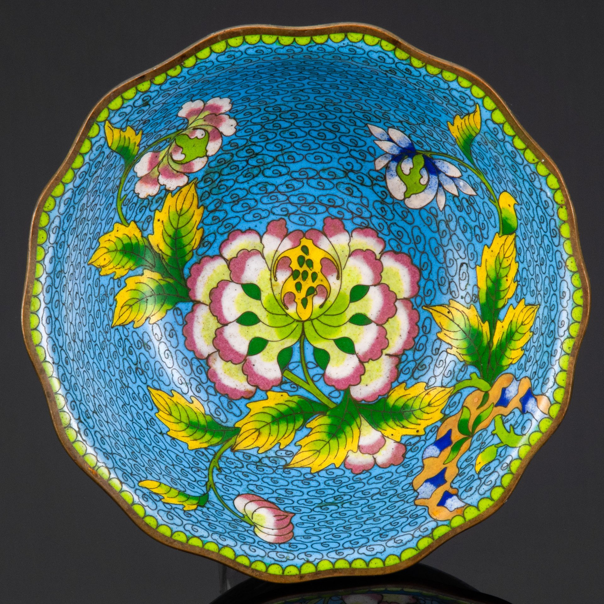 Ваза (конфетница), украшенная изображением цветов на синем облачном фоне, металл, клуазоне, эмали, Китай, 1960-1980 гг.