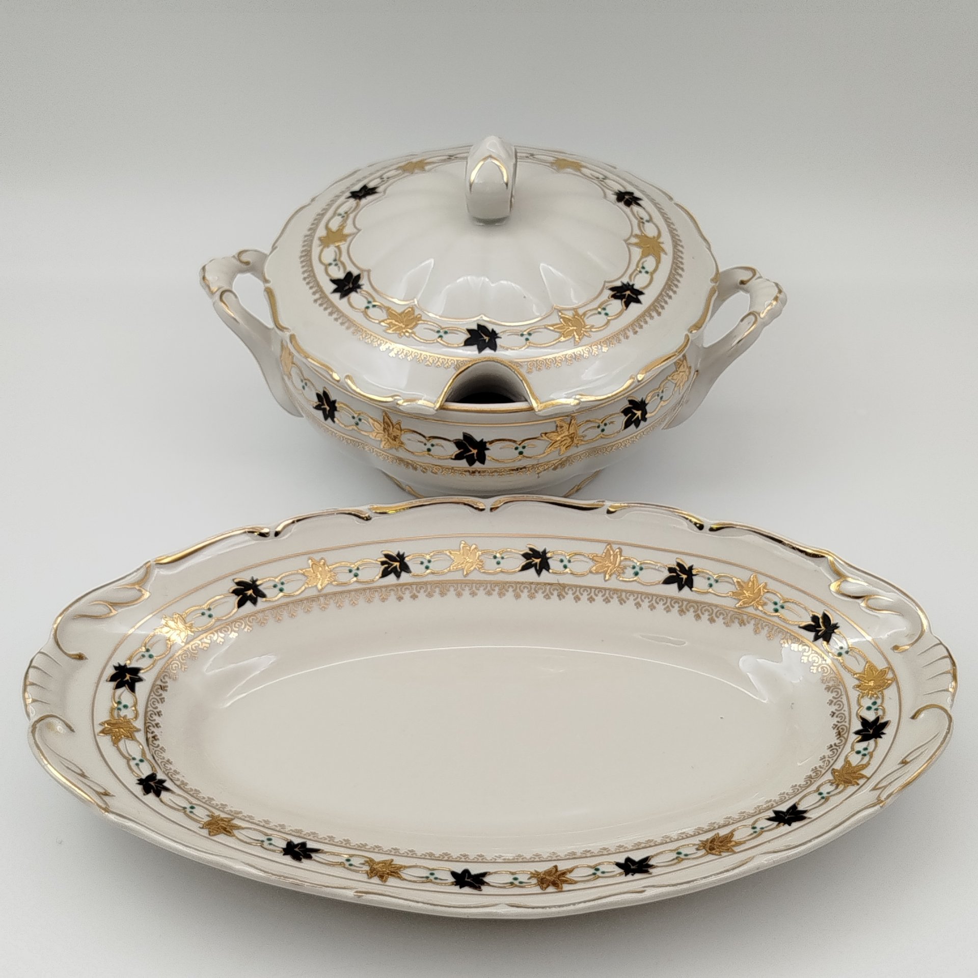 Набор сервировочных блюд для подачи закусок и горячего (4 предмета: терина маленькая, селедочница, салатник квадратный и круглое блюдо), фарфор, роспись, золочение, Коростенский фарфоровый завод (КФЗ), СССР, 1955-1962 гг.