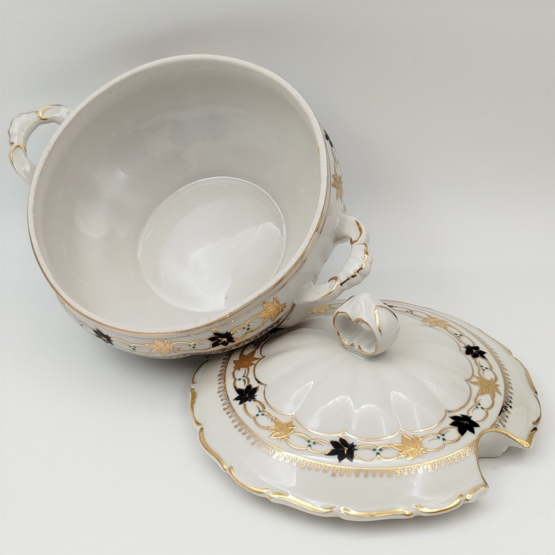 Набор сервировочных блюд для подачи закусок и горячего (4 предмета: терина маленькая, селедочница, салатник квадратный и круглое блюдо), фарфор, роспись, золочение, Коростенский фарфоровый завод (КФЗ), СССР, 1955-1962 гг.