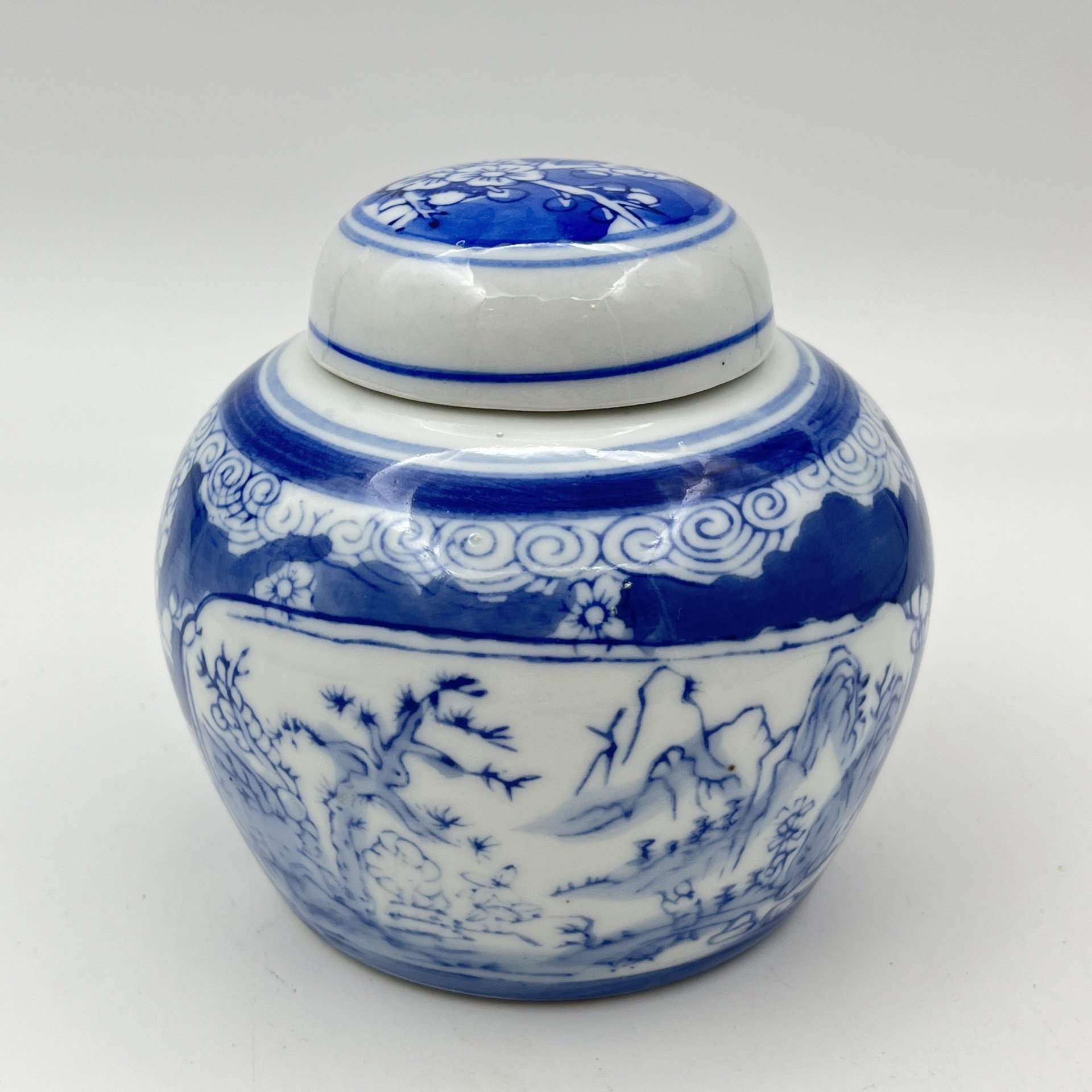 Чайница, украшенная пейзажем и цветами сакуры