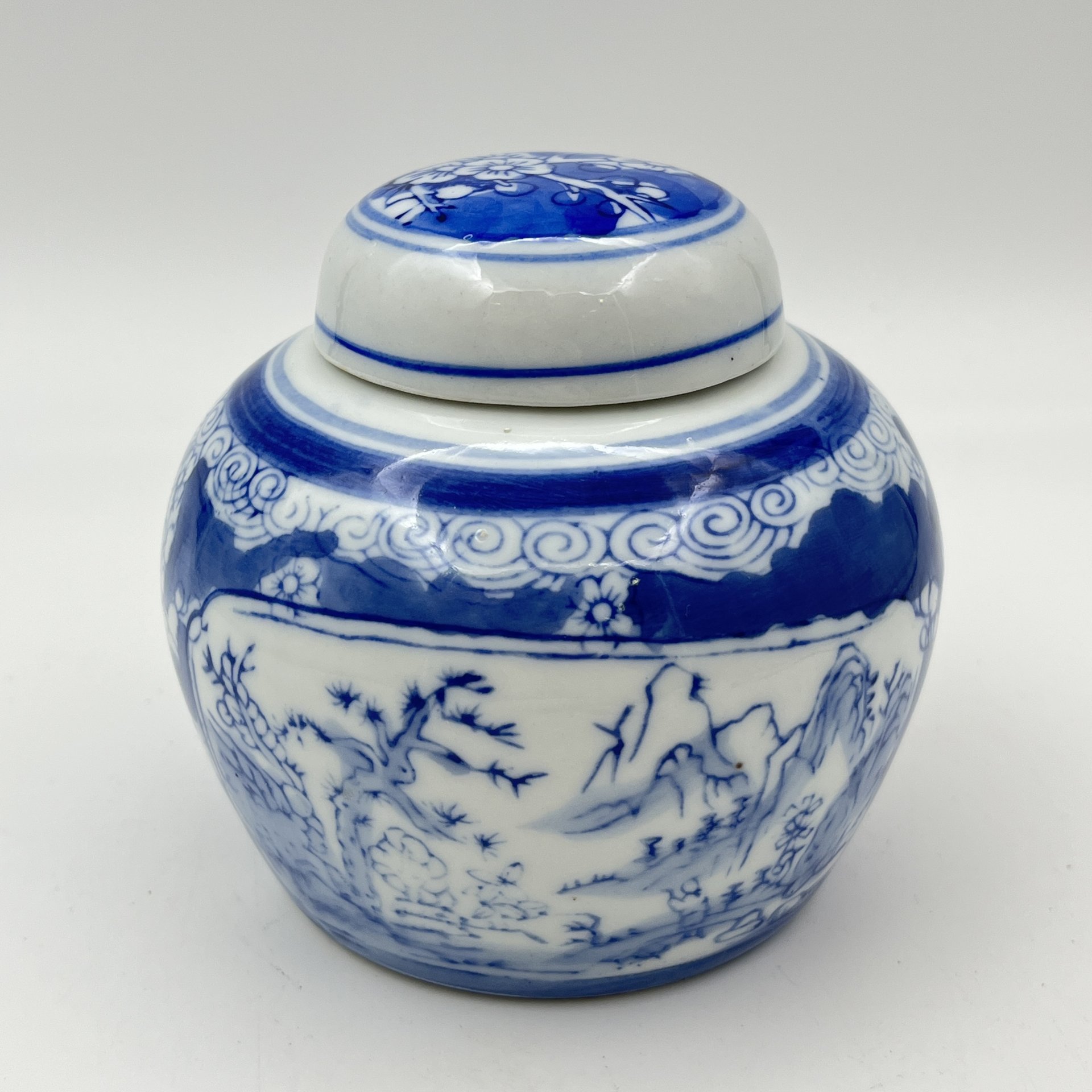 Чайница, украшенная пейзажем и цветами сакуры