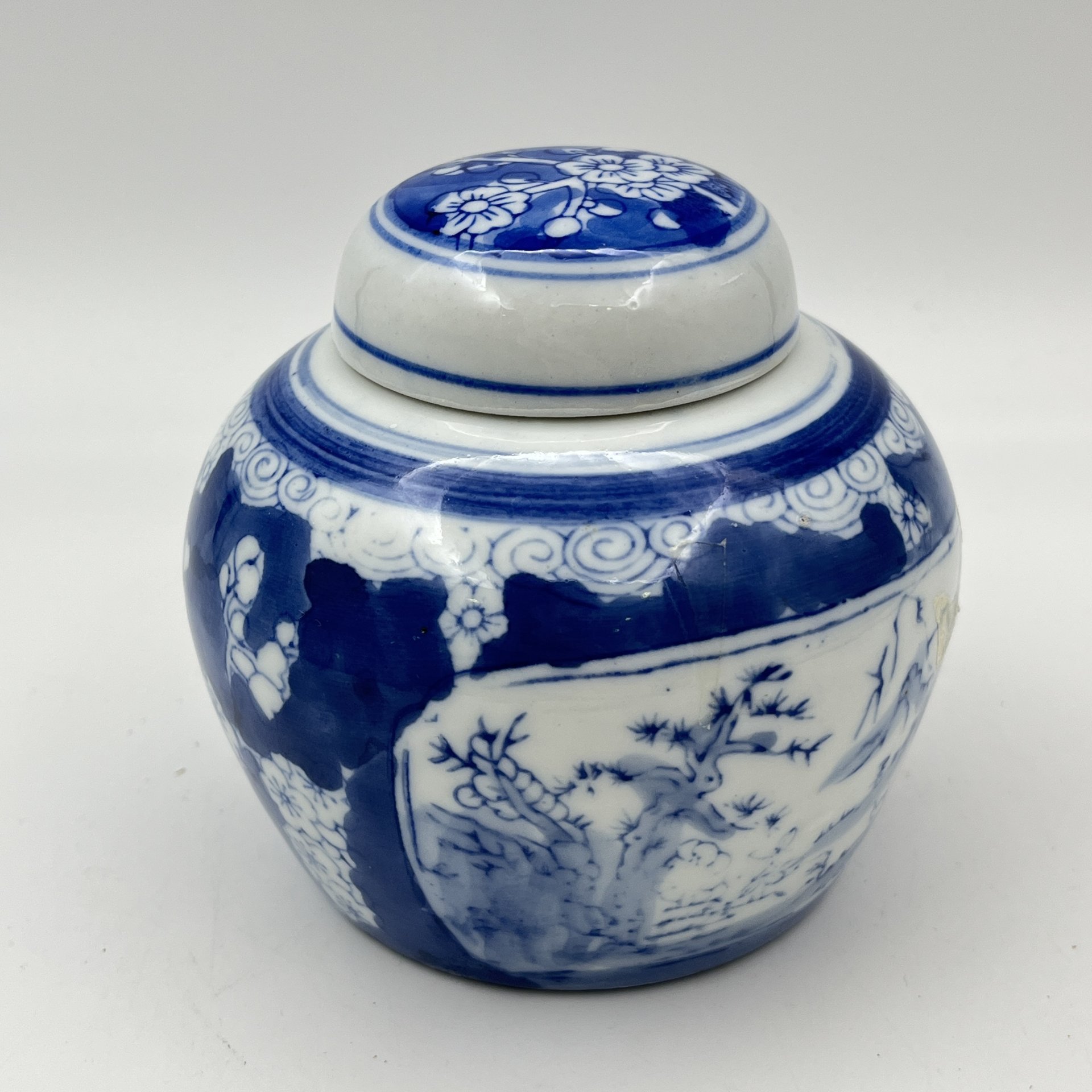 Чайница, украшенная пейзажем и цветами сакуры