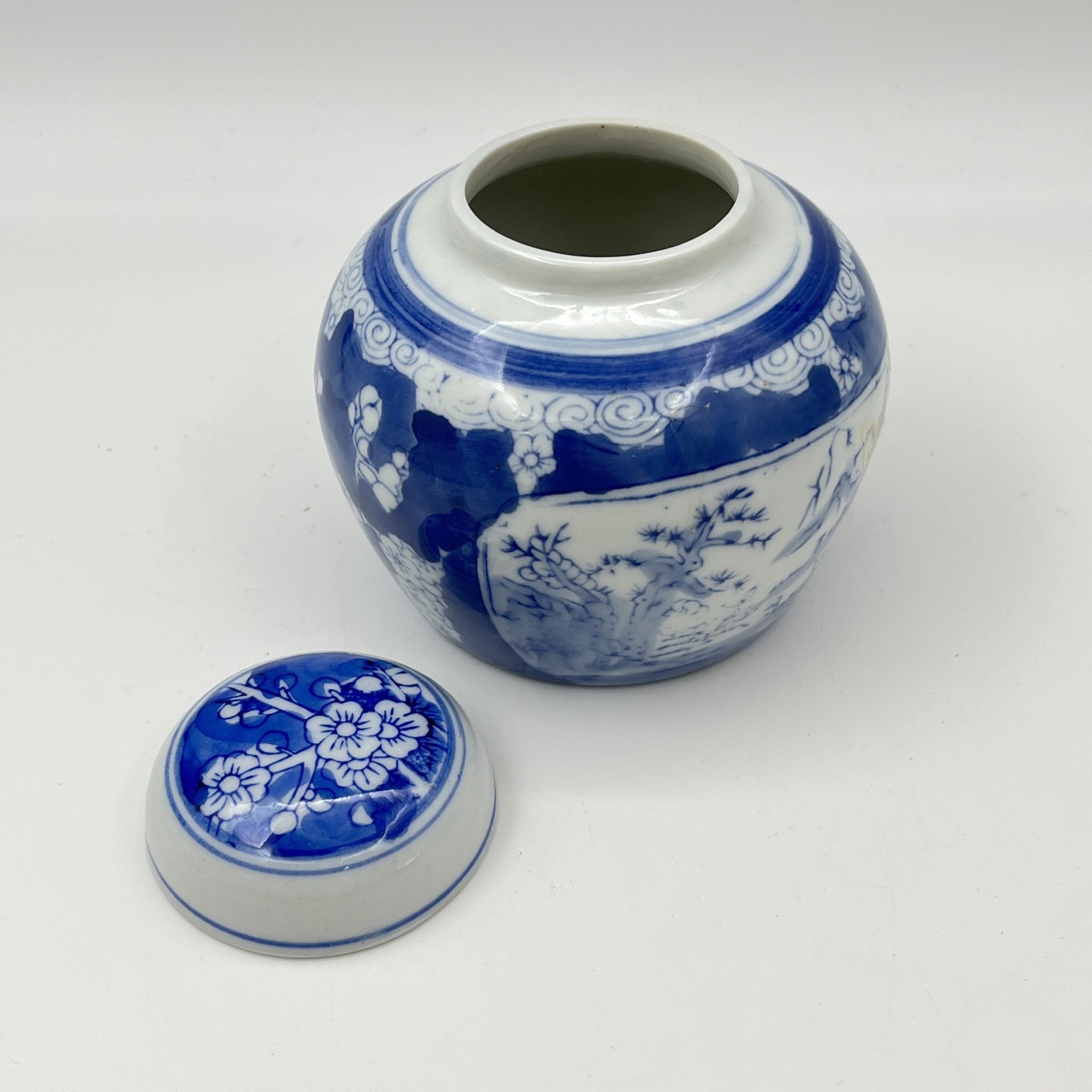 Чайница, украшенная пейзажем и цветами сакуры