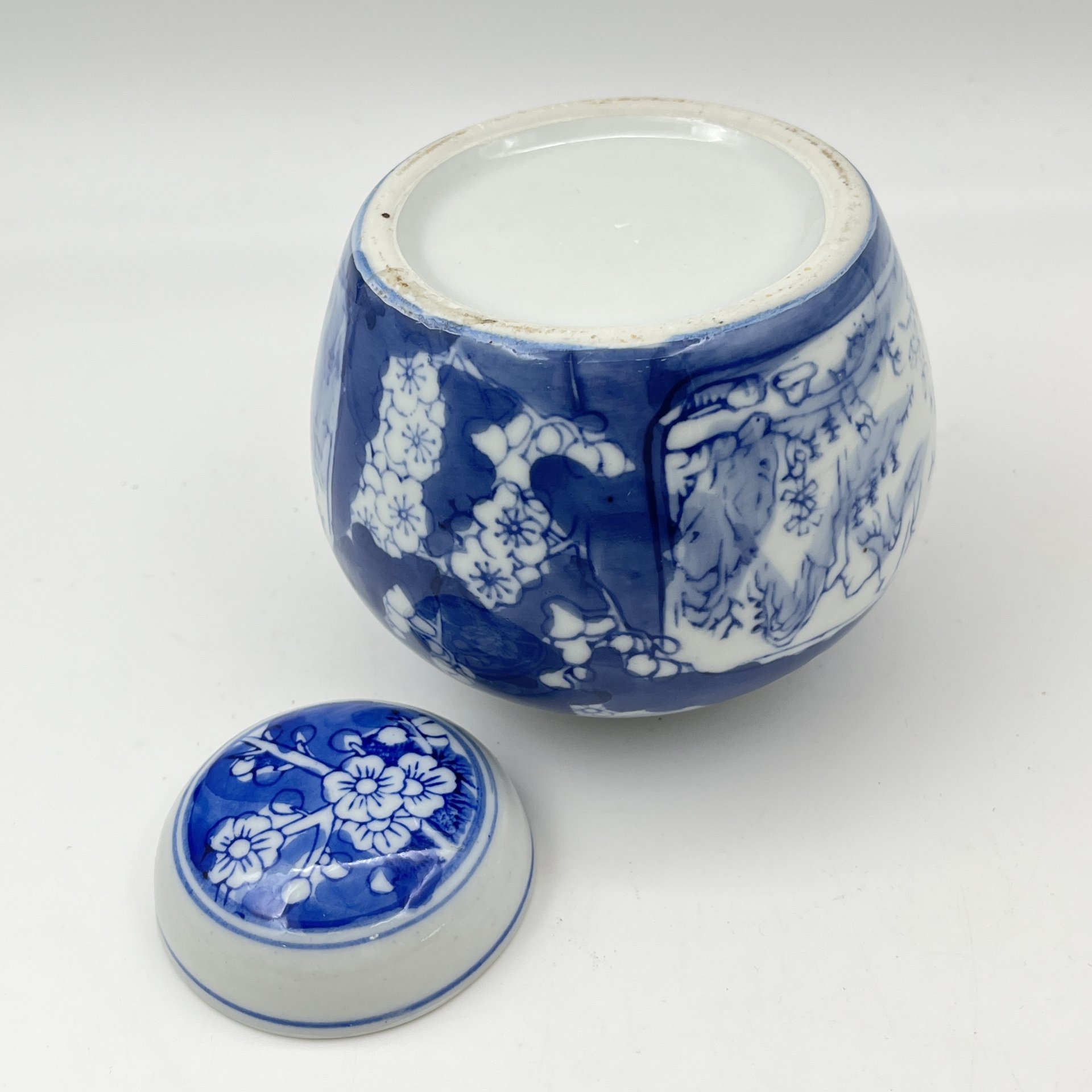 Чайница, украшенная пейзажем и цветами сакуры