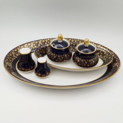 Набор столовый с орнаментальным декором вдоль борта из шести предметов (два блюда, две горчичницы, солонка и перечница), фарфор, крытье кобальтом, золочение, Weimar Porzellan (Веймарский фарфор), Германия, 1948-1980 гг.