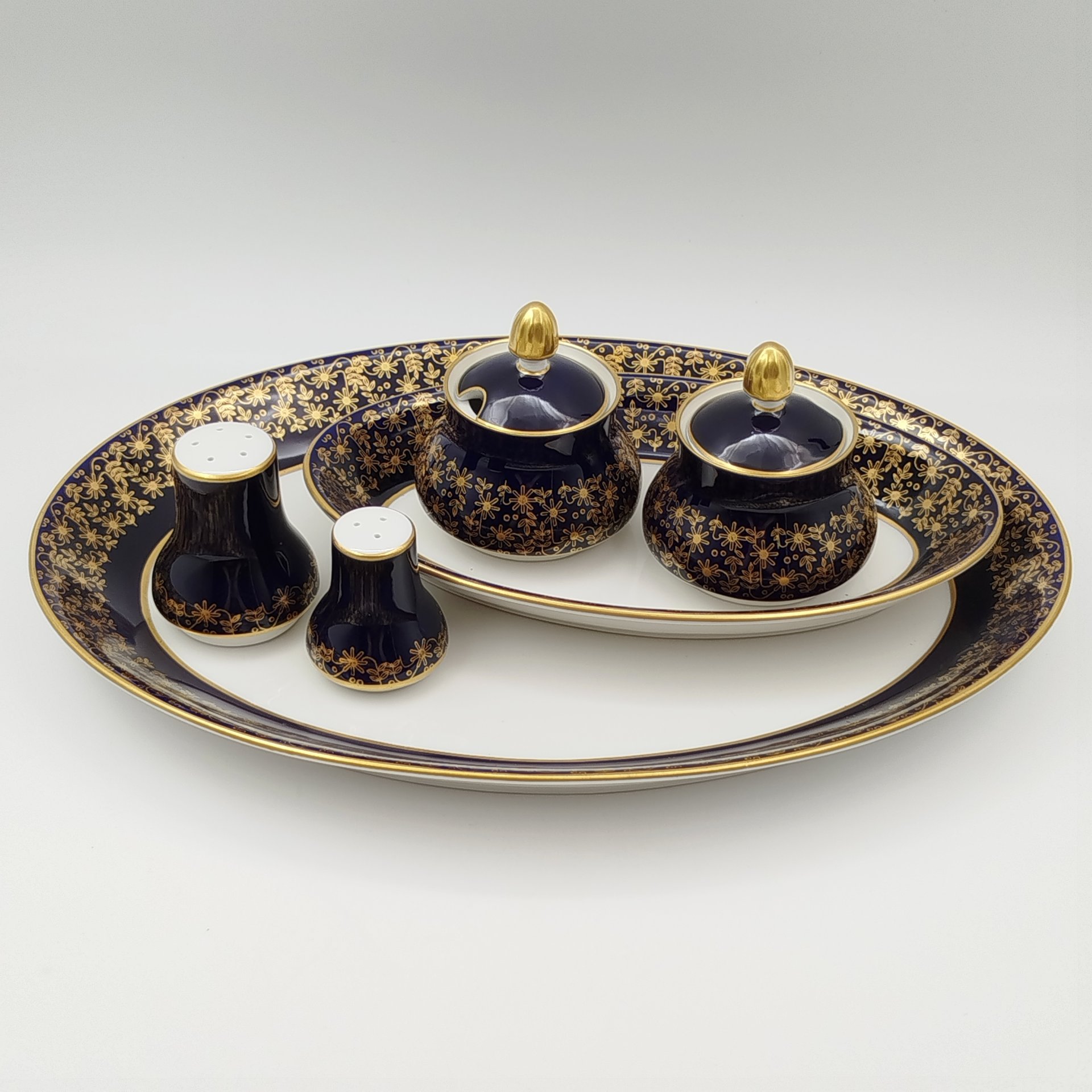 Набор столовый с орнаментальным декором вдоль борта из шести предметов (два блюда, две горчичницы, солонка и перечница), фарфор, крытье кобальтом, золочение, Weimar Porzellan (Веймарский фарфор), Германия, 1948-1980 гг.