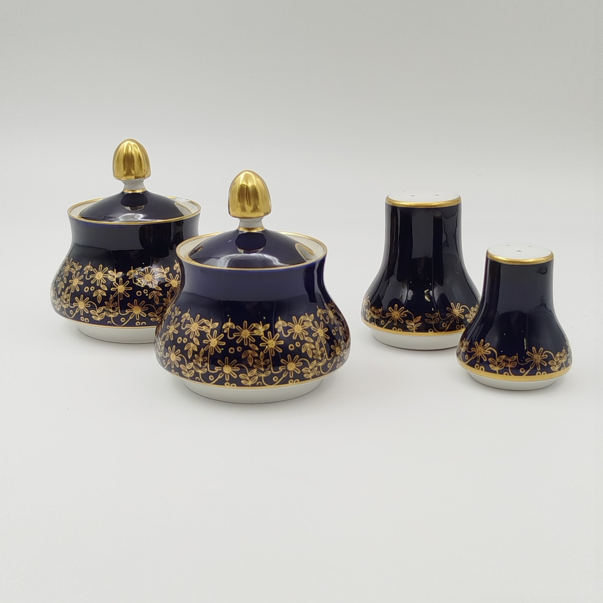 Набор столовый с орнаментальным декором вдоль борта из шести предметов (два блюда, две горчичницы, солонка и перечница), фарфор, крытье кобальтом, золочение, Weimar Porzellan (Веймарский фарфор), Германия, 1948-1980 гг.