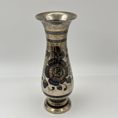 Ваза, украшенная цветочным декором, металл, резьба, чернение, Индия, 1980-1990 гг.