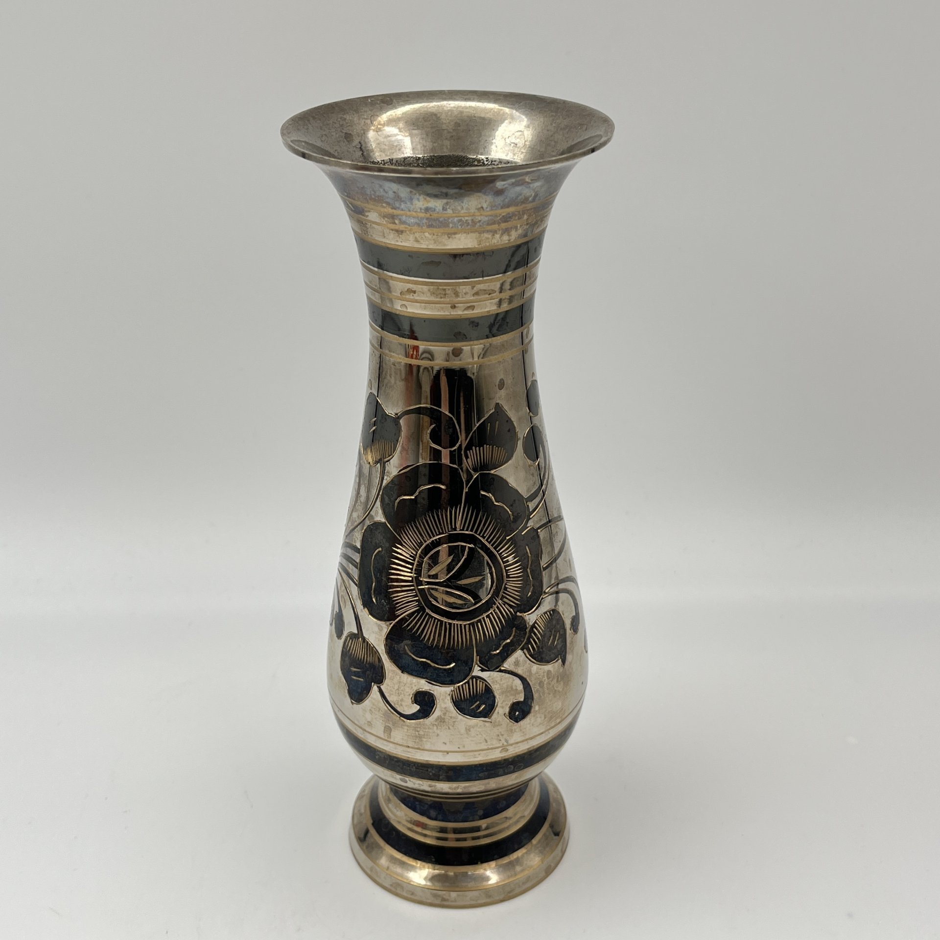 Ваза, украшенная цветочным декором, металл, резьба, чернение, Индия, 1980-1990 гг.