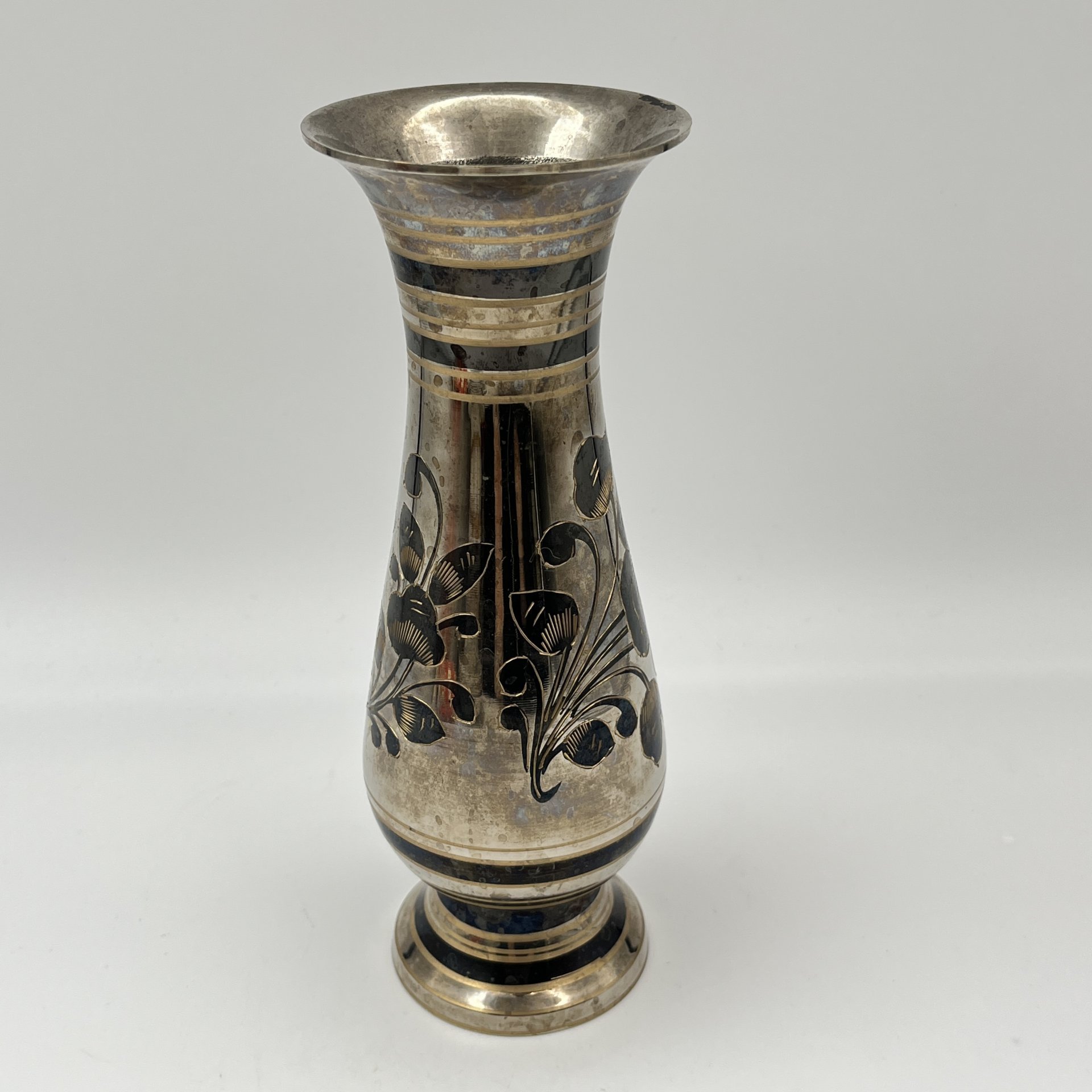 Ваза, украшенная цветочным декором, металл, резьба, чернение, Индия, 1980-1990 гг.