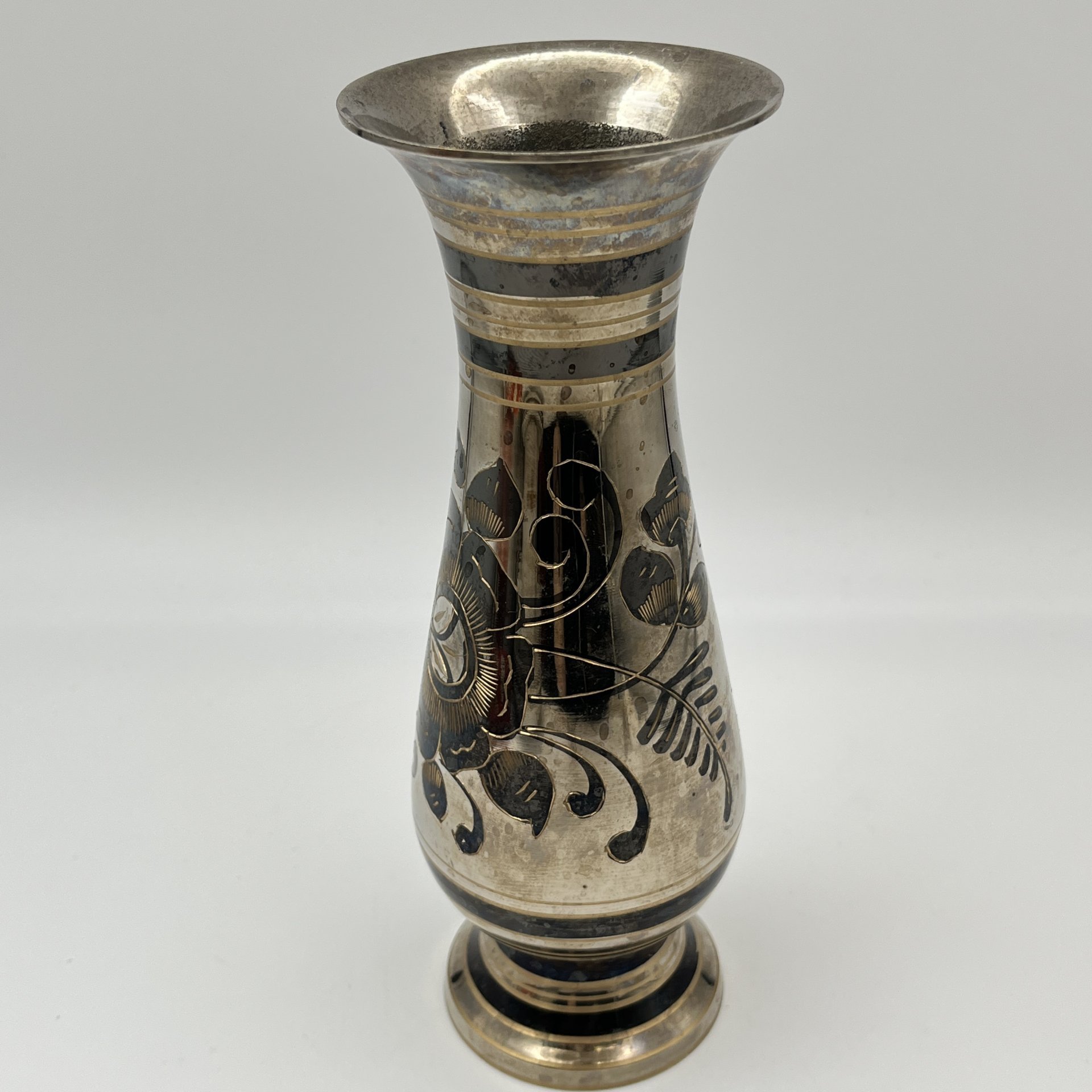 Ваза, украшенная цветочным декором, металл, резьба, чернение, Индия, 1980-1990 гг.