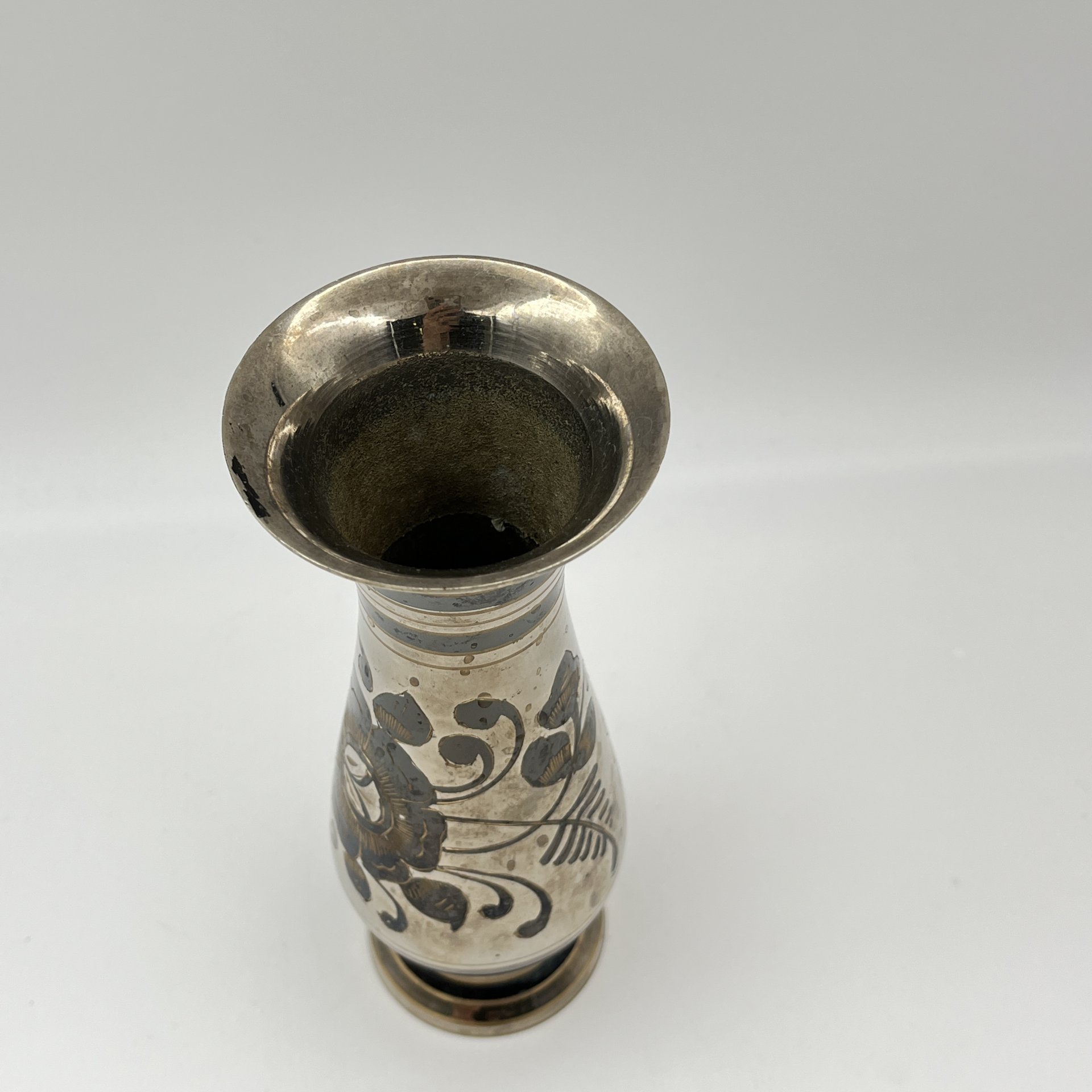 Ваза, украшенная цветочным декором, металл, резьба, чернение, Индия, 1980-1990 гг.