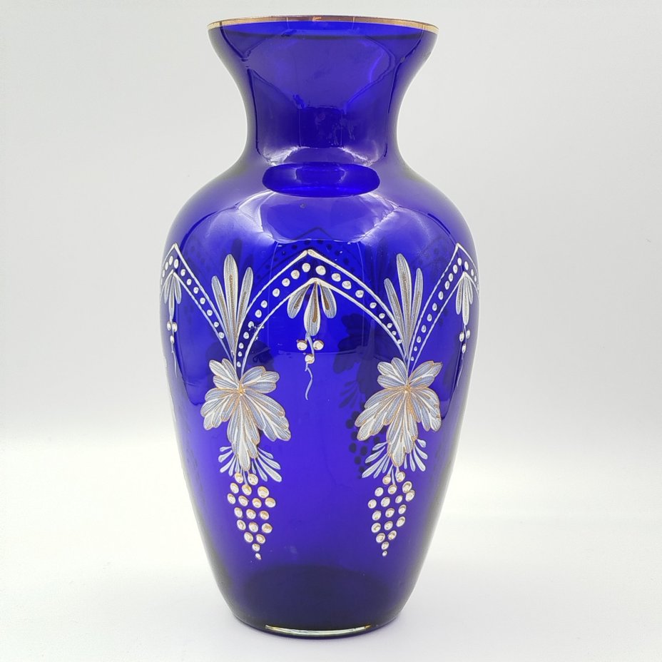 Ваза синего цвета с декором в виде цветочной гирлянды