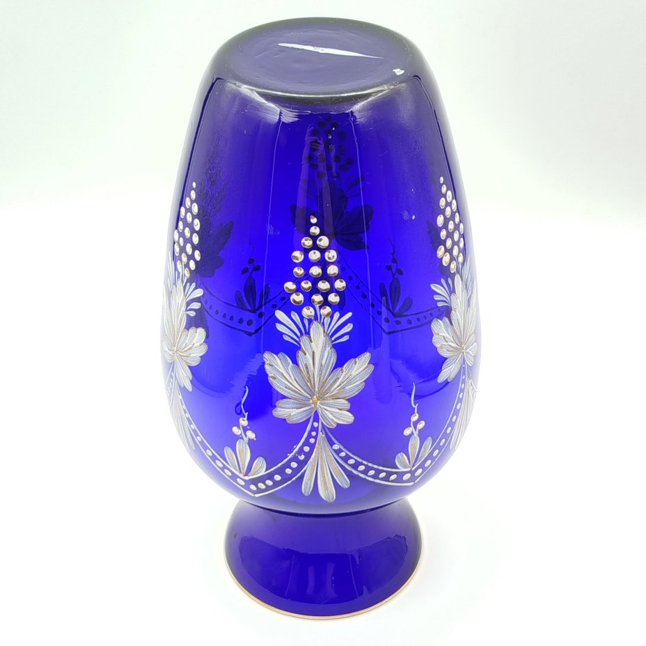 Ваза синего цвета с декором в виде цветочной гирлянды
