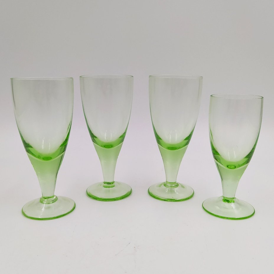 Набор из четырех рюмок зеленого цвета (в подборе)