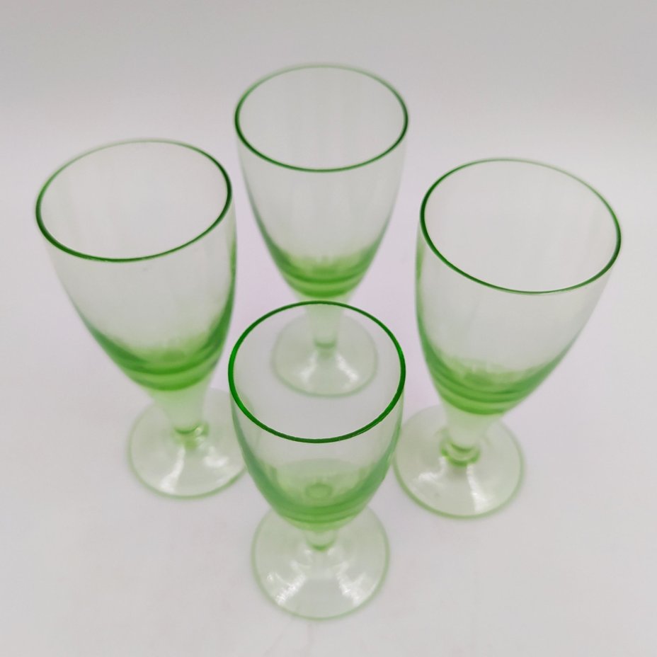 Набор из четырех рюмок зеленого цвета (в подборе)