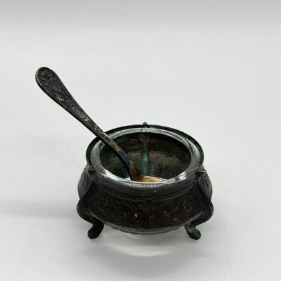 Солонка на ножках с ложечкой и растительным декором, мНЦ (медь-никель-цинк), стекло, Мстерский завод художественных изделий «Ювелир», СССР, 1965-1990 гг.