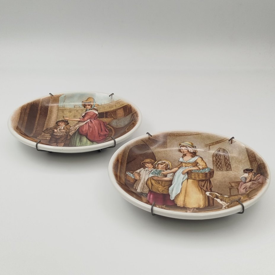 Набор из 2-х декоративных миниатюрных тарелок, украшенных изображением мам с детьми, Debonair Pottery