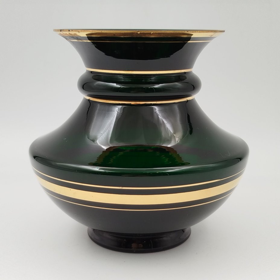 Ваза "Лилия" темно-зеленого цвета, автор Е.В. Яновская, стекло, золочение, Ленинградский завод художественного стекла (ЛЗХС), СССР, 1960-1980 гг.