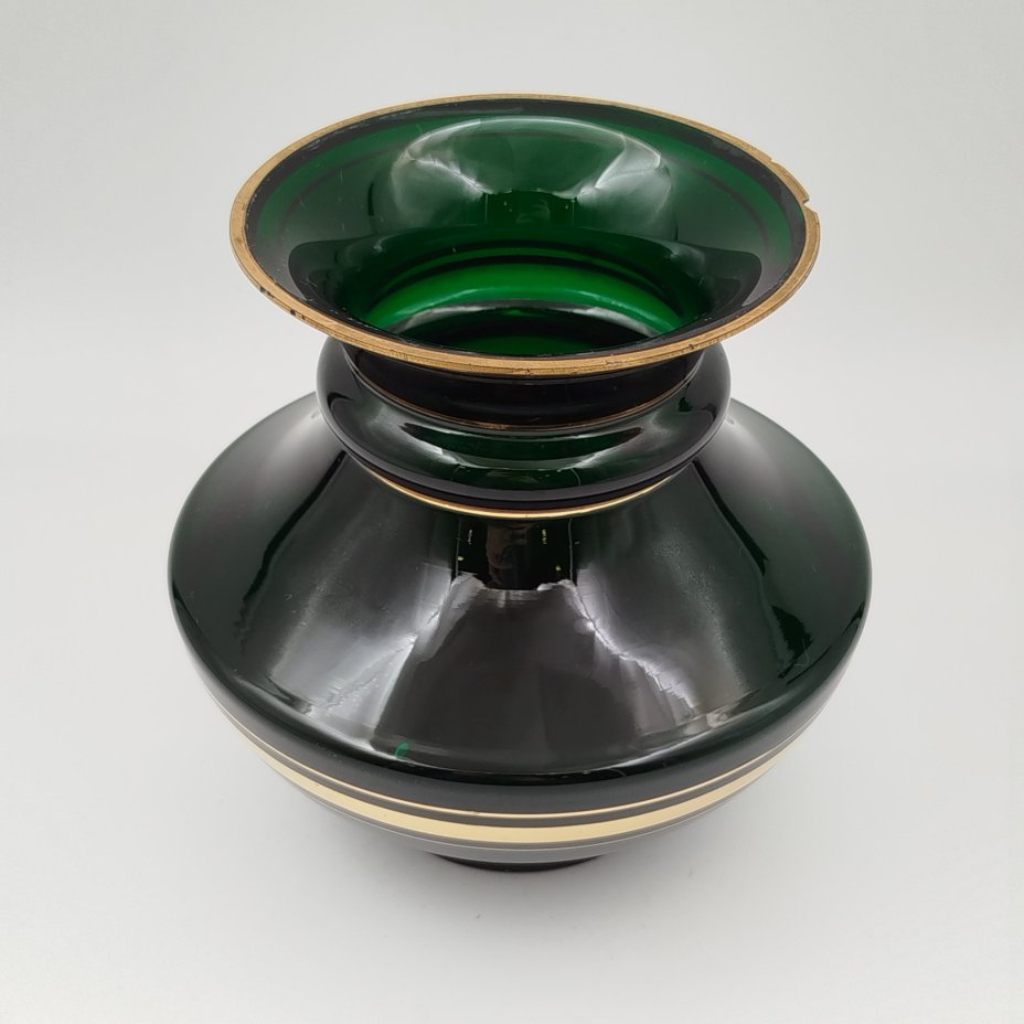Ваза "Лилия" темно-зеленого цвета, автор Е.В. Яновская, стекло, золочение, Ленинградский завод художественного стекла (ЛЗХС), СССР, 1960-1980 гг.