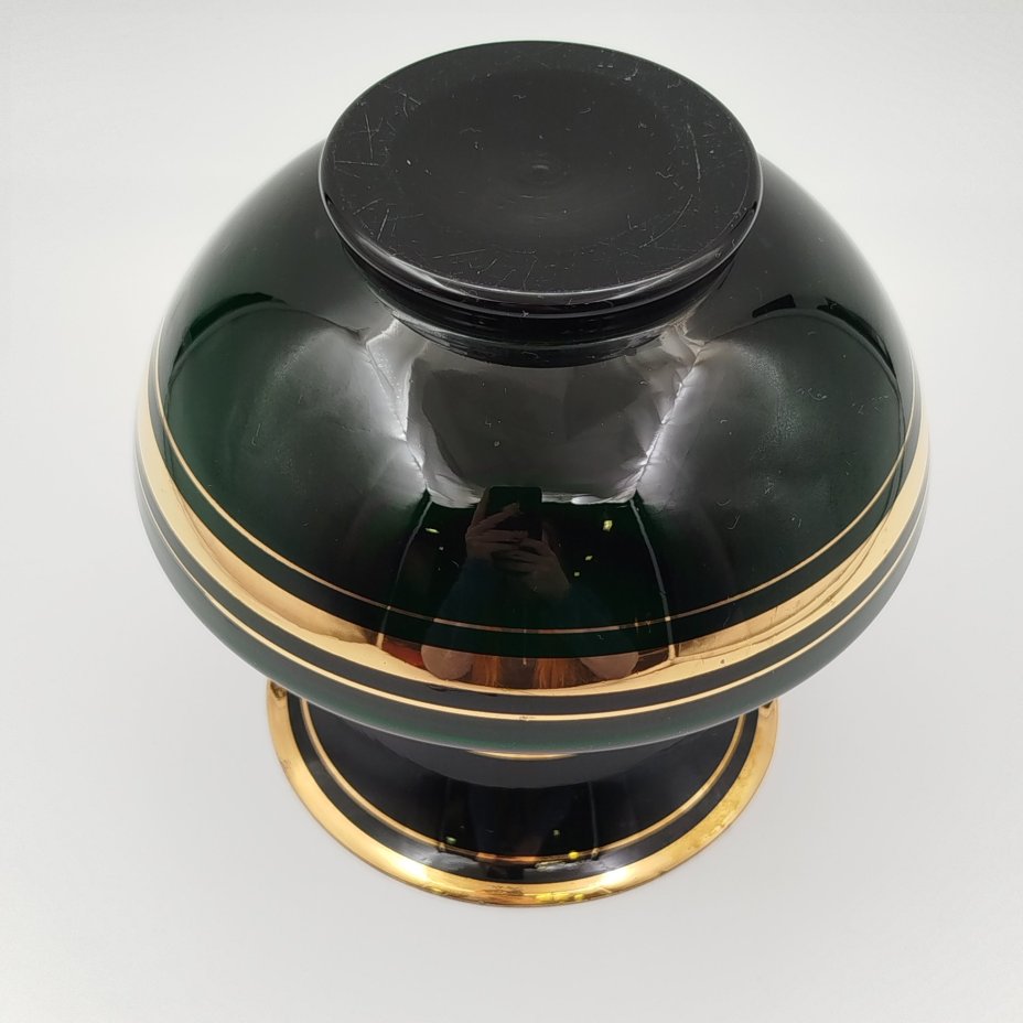 Ваза "Лилия" темно-зеленого цвета, автор Е.В. Яновская, стекло, золочение, Ленинградский завод художественного стекла (ЛЗХС), СССР, 1960-1980 гг.