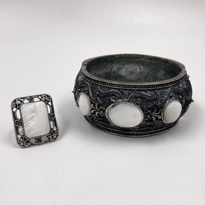 Набор из кольца и браслета со вставками перламутрового оттенка, металл, пластик, Россия, 1990-2010 гг.