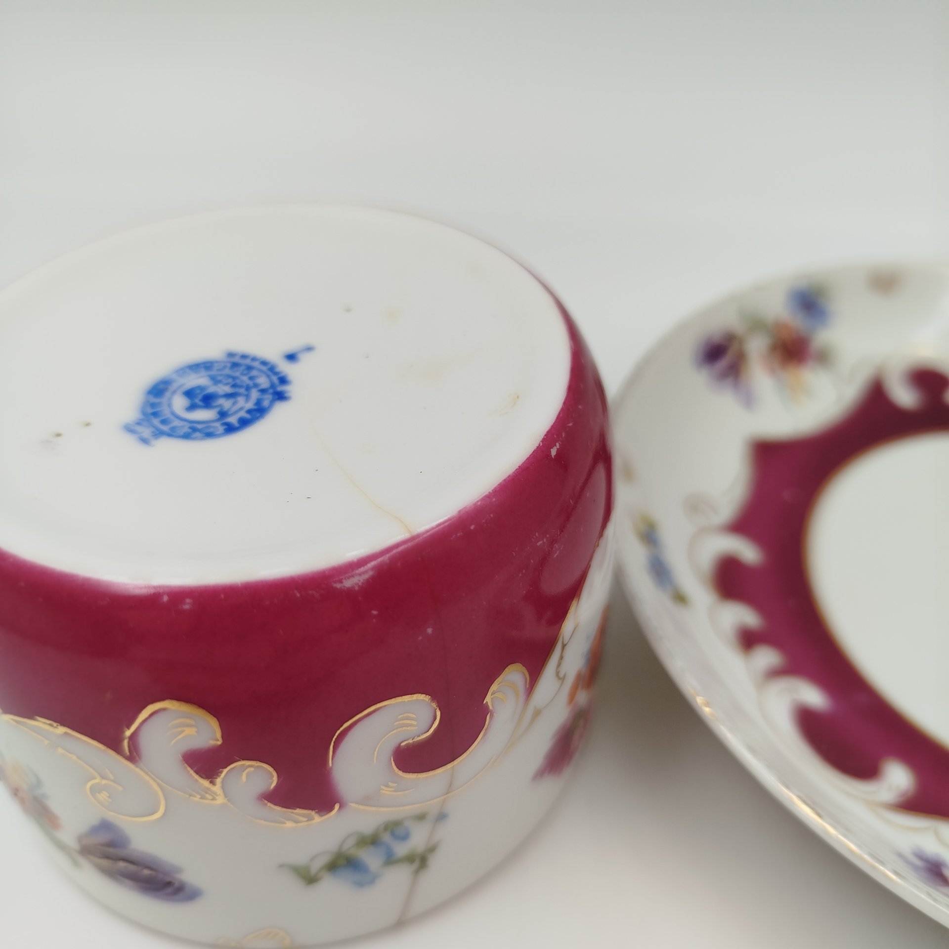 Чайная пара с цветочным декором, фарфор, крытье, деколь с дорисовкой, золочение, Дмитровский фарфоровый завод (ДФЗ Вербилки), СССР, 1917-1940 гг.