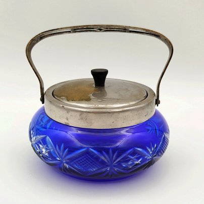 Сахарница из кобальтового стекла с резным декором с фигурной ручкой, цветное стекло, алмазная грань, латунь, пластмасса