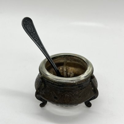 Солонка на ножках с ложечкой и растительным декором, мНЦ (медь-никель-цинк), стекло, Мстерский завод художественных изделий «Ювелир», СССР, 1960-1990 гг.