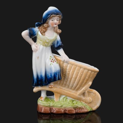 Вазочка (спичечница, карандашница) с фигурой девушки с тачкой, фарфор, роспись, золочение