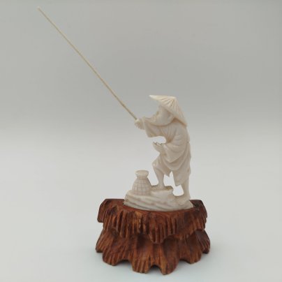 Фигурка рыбака, выполненная из слоновой кости, кость, дерево, Китай, 1940-1960 гг.