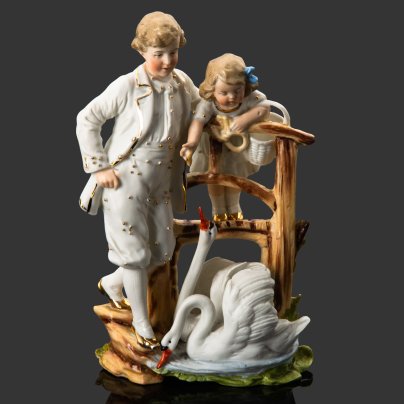 Статуэтка "Дети кормят лебедей", ges.gesch (немецкий патентное клеймо), фарфор, бисквит, роспись, золочение, Германия, 1900-1930 гг.