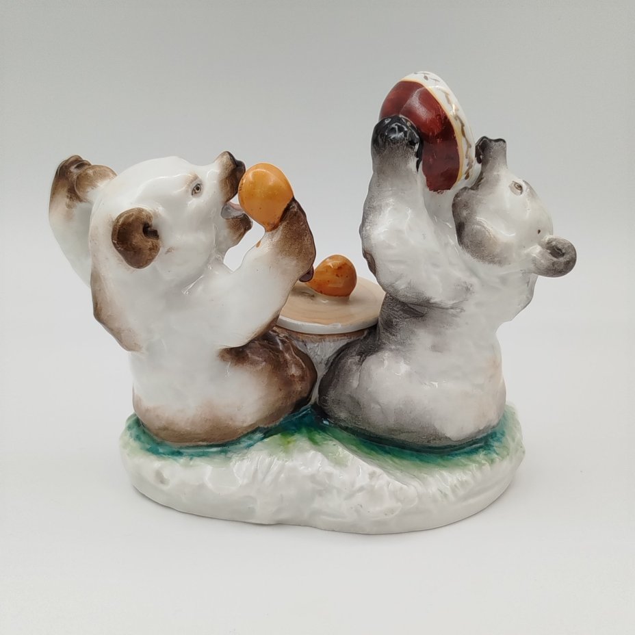 Чернильница «Медвежата», скульптор Е.И. Чарушин, фарфор, роспись, Ленинградский фарфоровый завод (ЛФЗ), СССР, 1960-1970 гг.