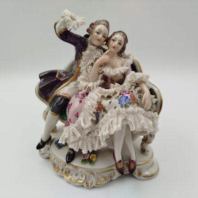Статуэтка "Дама с кавалером" ("Галантная сцена"), фарфор, кружевной фарфор, роспись, золочение, Aelteste Volkstedt, Германия, 1970-1990 гг.