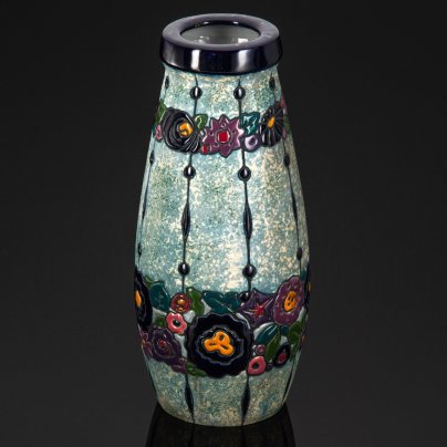 Ваза в стиле модерн, украшенная цветочным декором по тулову, Amphora-Werke Riessner, керамика, глазурь, эмали, Австро-Венгрия, 1900-1920 гг.