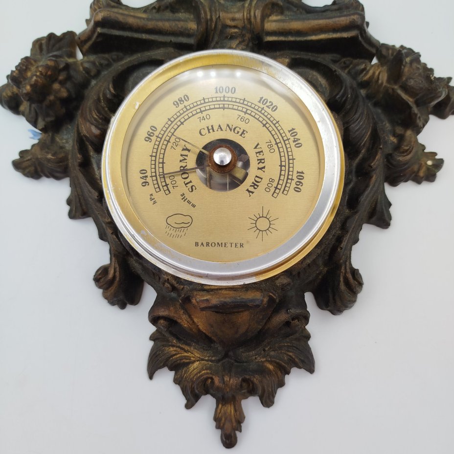 Барометр настенный с резным декором