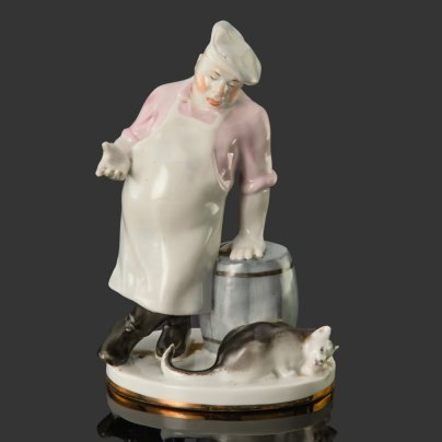 Статуэтка "Кот и повар", скульптор В.А. Михалёв, фарфор, роспись, золочение, Ленинградский фарфоровый завод (ЛФЗ), СССР, 1950-1960 гг.