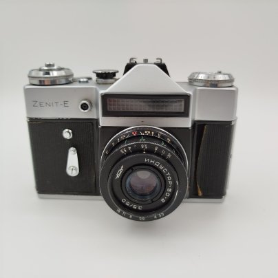 Фотоаппарат плёночный "Зенит-Е" с объективом "Индустар-50-2" в оригинальном кофре, металл, стекло, пластик, кожа, Красногорский механический завод (КМЗ), СССР, 1973 г.