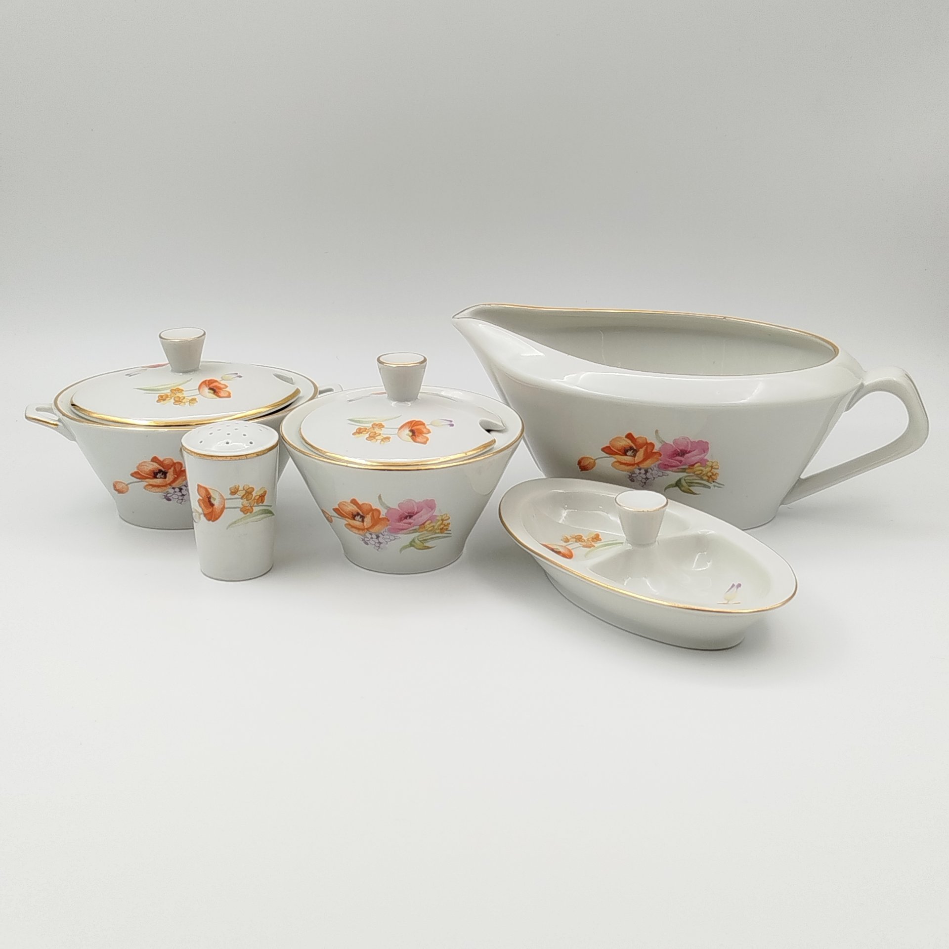 Набор сервировочный из пяти предметов с цветочным декором (соусник, солонка, маленькая менажница, горчичница, хренница), фарфор, деколь, золочение, Chodziez, Польша, 1964-1990 гг.