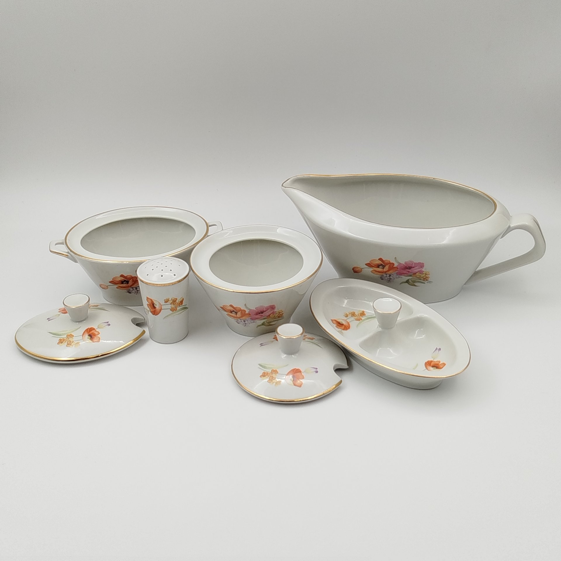 Набор сервировочный из пяти предметов с цветочным декором (соусник, солонка, маленькая менажница, горчичница, хренница), фарфор, деколь, золочение, Chodziez, Польша, 1964-1990 гг.