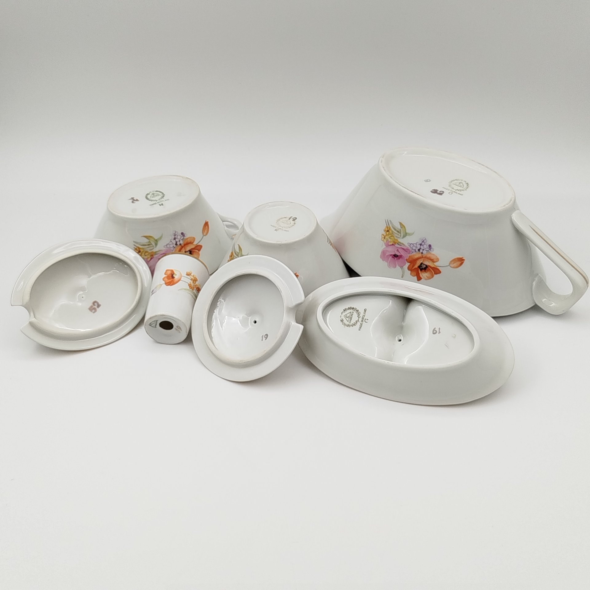 Набор сервировочный из пяти предметов с цветочным декором (соусник, солонка, маленькая менажница, горчичница, хренница), фарфор, деколь, золочение, Chodziez, Польша, 1964-1990 гг.