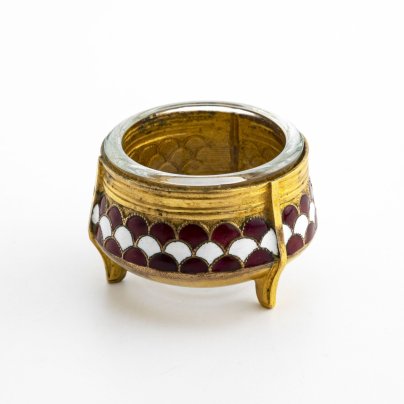 Солонка с декором в виде чешуи, мельхиор (медь-никель), эмаль, стекло (вставка), Мстерская художественная фабрика «Ювелир», СССР, 1966 г.