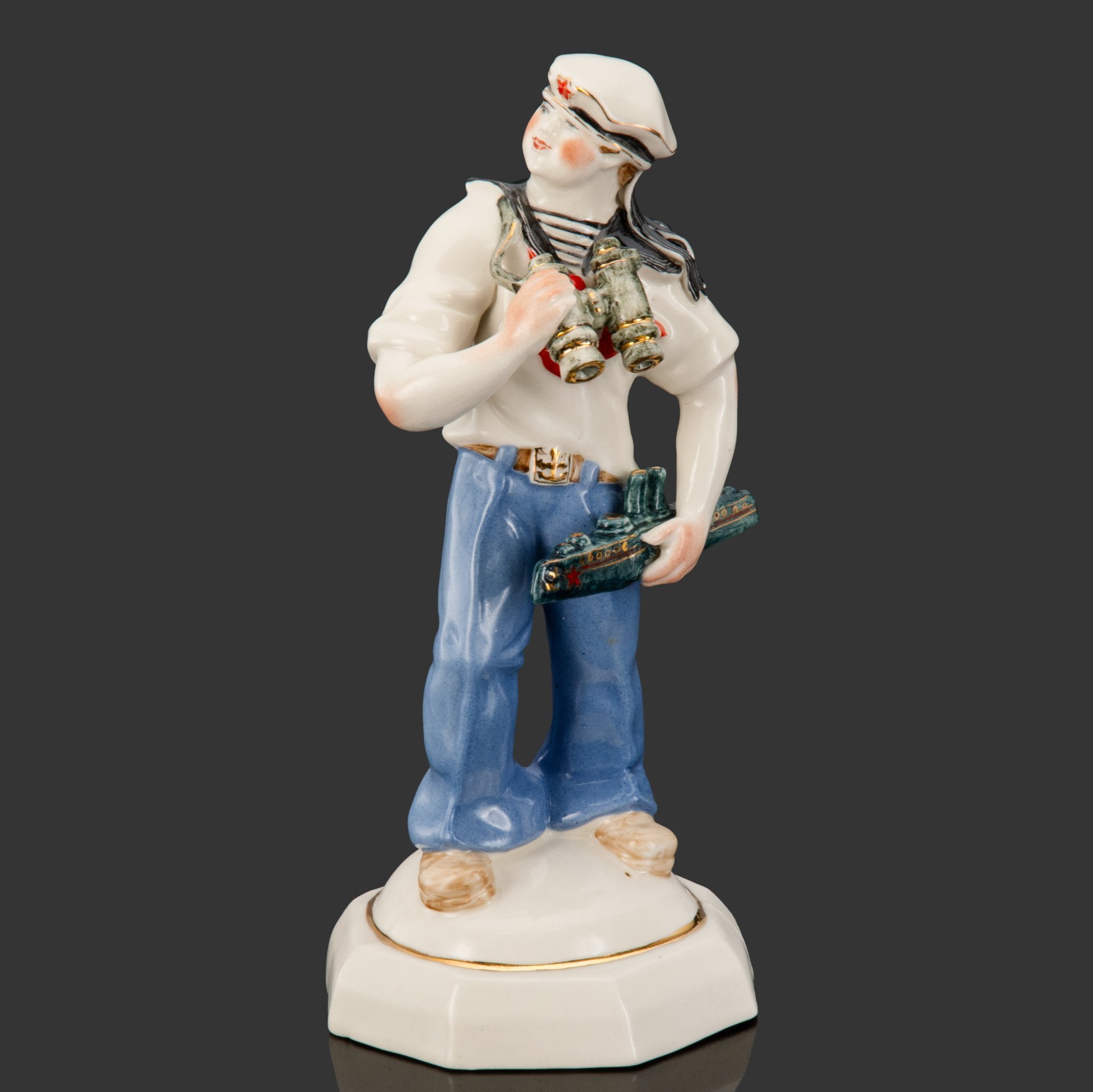 Статуэтка "Юнга", автор И.Ю. Макаренко, фаянс, роспись, золочение, Украина, 1990-2000 гг.