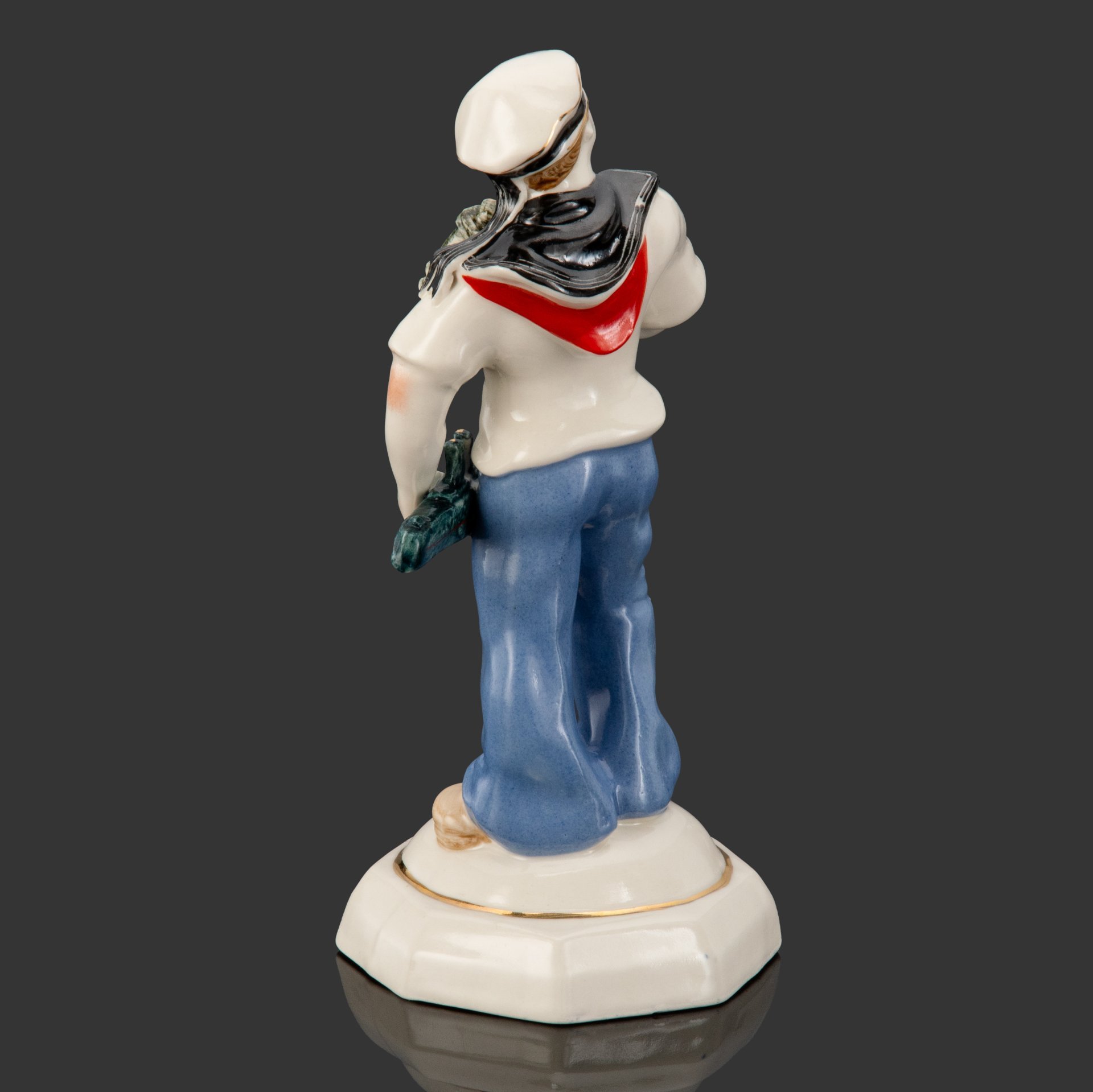 Статуэтка "Юнга", автор И.Ю. Макаренко, фаянс, роспись, золочение, Украина, 1990-2000 гг.