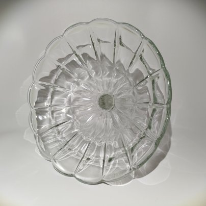 Фруктовница на ножке с рифленым декором и волнистым краем, стекло, СССР, 1960-1980 гг.