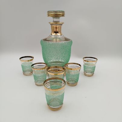 Набор для крепких напитков на 6 персон (штоф, 6 рюмок), украшенные рельефным декором, цветное стекло, золочение, Завод «Красный Гигант», СССР, 1960-1980 гг.