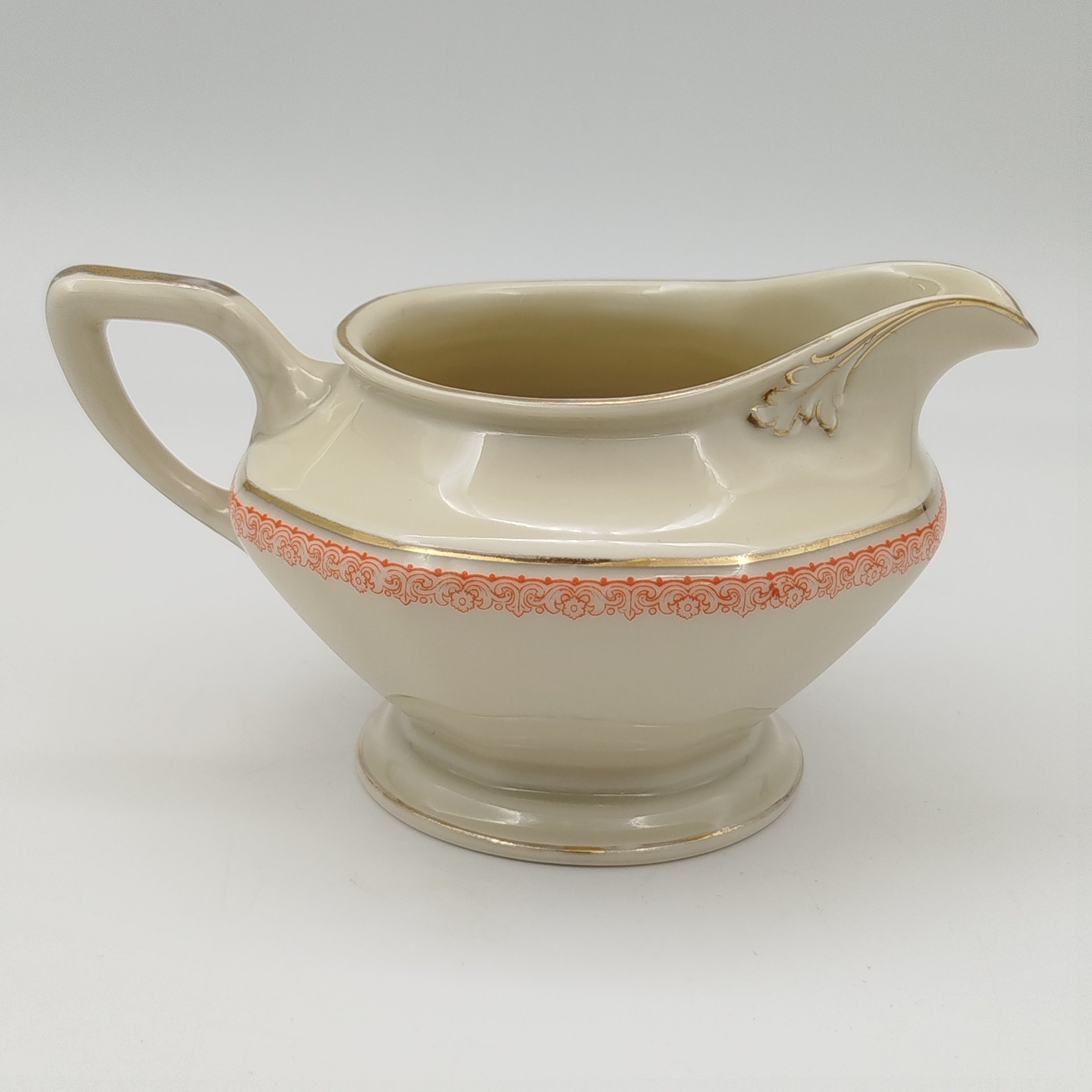 Молочник, украшенный растительным орнаментом, фарфор, деколь, золочение, Rosenthal (Розенталь), Германия, 1941 г.