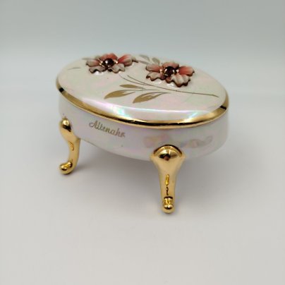 Шкатулка овальной формы на ножках, украшенная цветочным декором, фаянс, люстр, золочение, бижутерия, Германия, 1970-1990 гг.